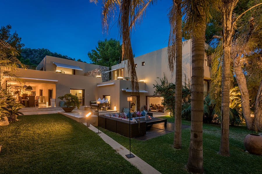 luxury villas - outside view of villa with palm trees by night