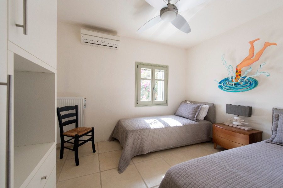 luxury villas - bedroom with two single beds