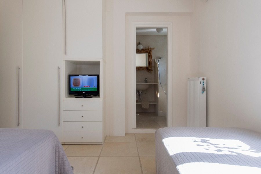 luxury villas - bedroom with two single beds and tv