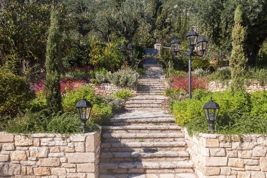 luxury villas - stoney stairs in green garden