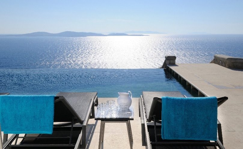 luxury villas - sun beds with infinity pool and sea view