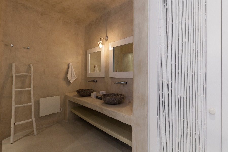 luxury villas - bathroom with two sinks