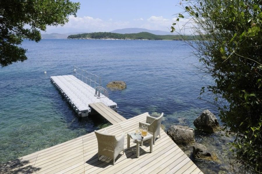 luxury villas - pier at the sea with two armchairs and table