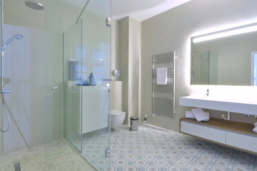 luxury villas - large bathroom with shower