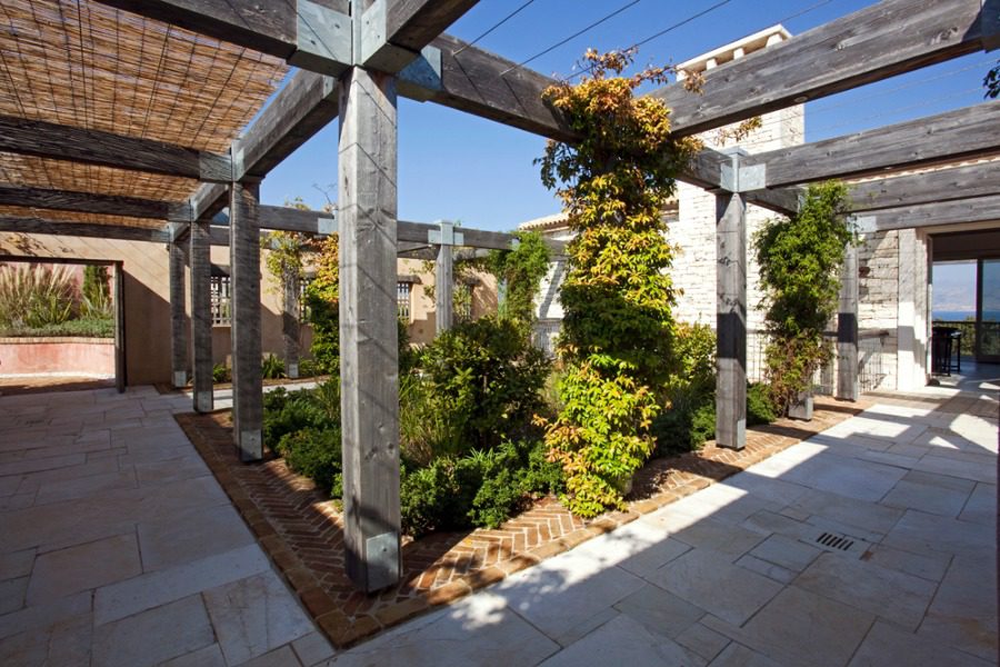 luxury villas - garden with entrance to villa