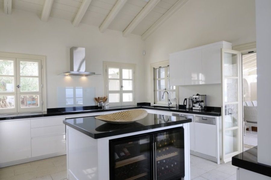 luxury villas - white kitchen with cooking island