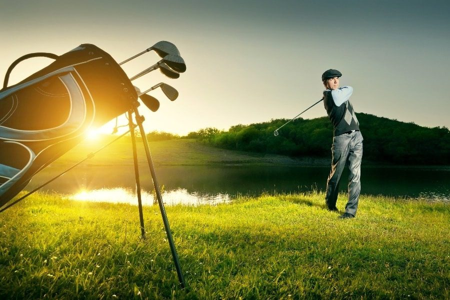 luxury experiences - man playing golf