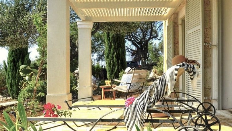 luxury villas - patio with sun beds