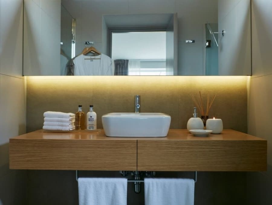 luxury villas - bathroom with towels and sink