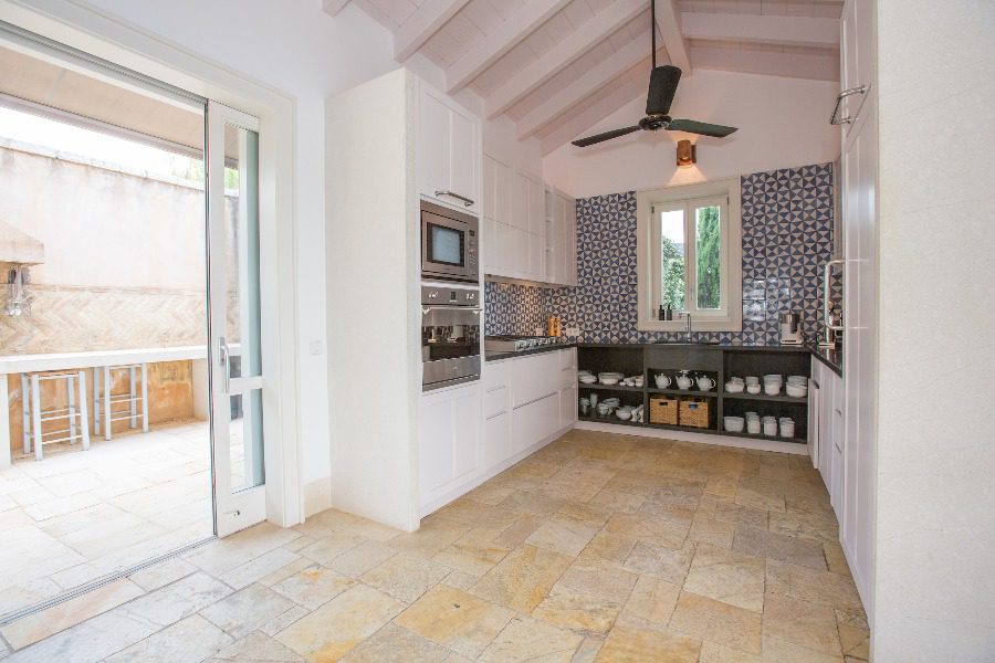 luxury villas - kitchen with view to outdoor patio