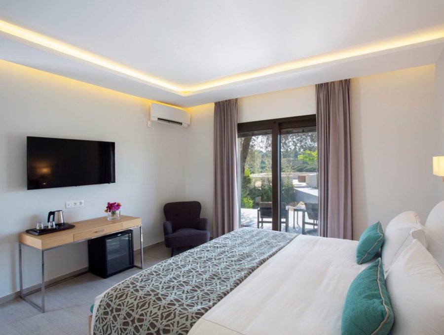 luxury villas - bedroom with double bed and tv