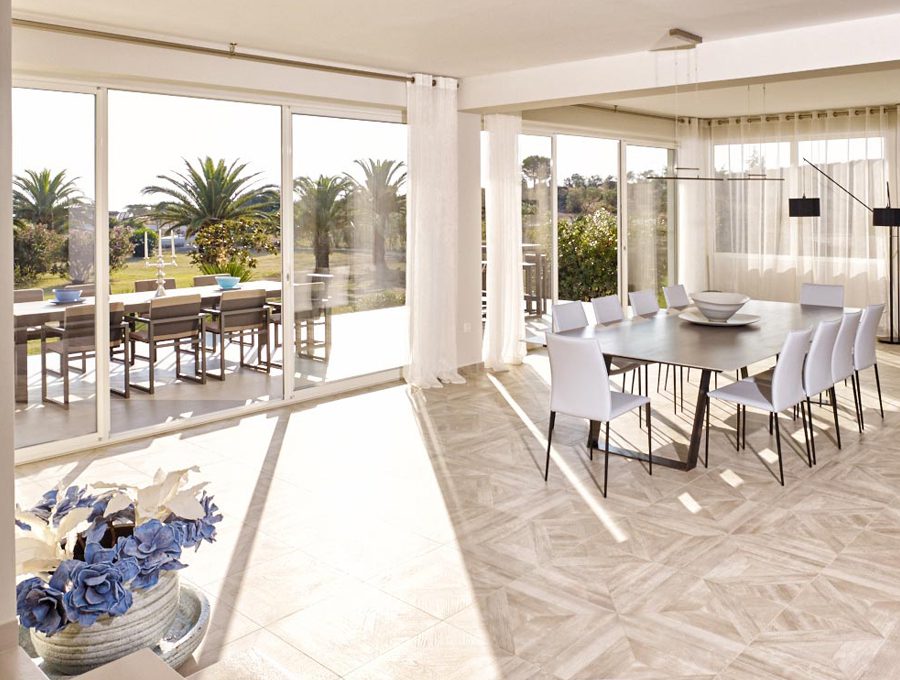luxury villas - dining table with view to patio