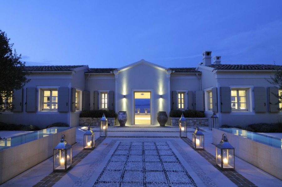 luxury villas - entrance with lanterns by night