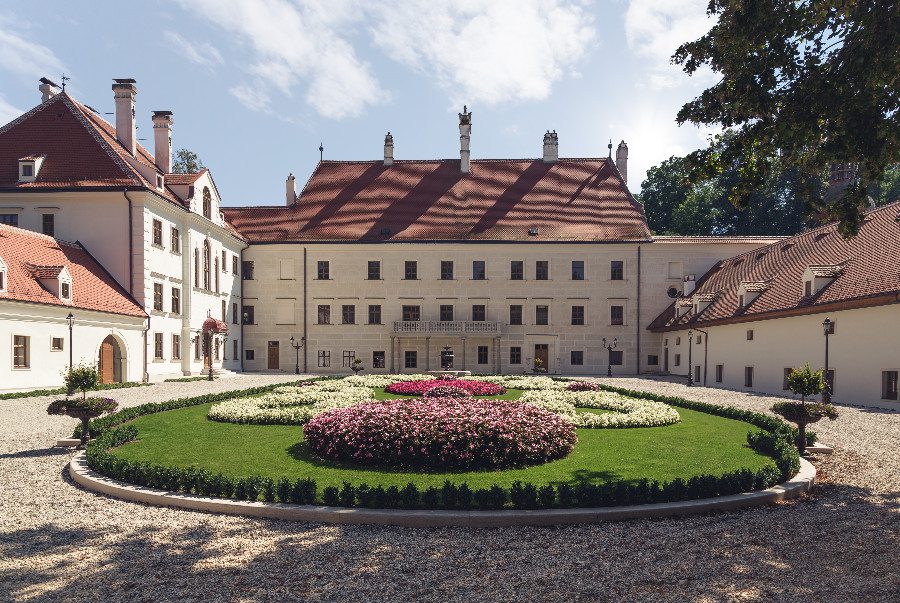 luxury villas - beautiful courtyard of the castle