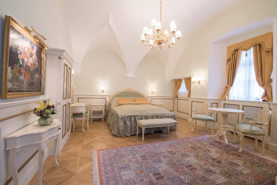 luxury villas - beautiful baroque furnished bedroom