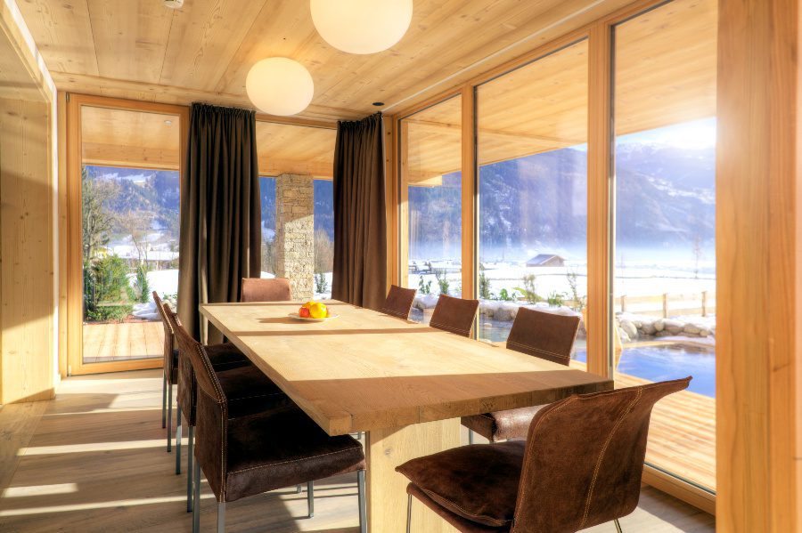 luxury villas - bright room with dining area