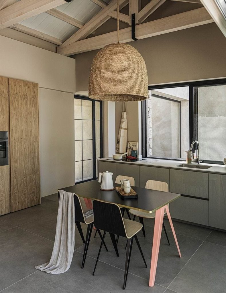 luxury villas - kitchen with table