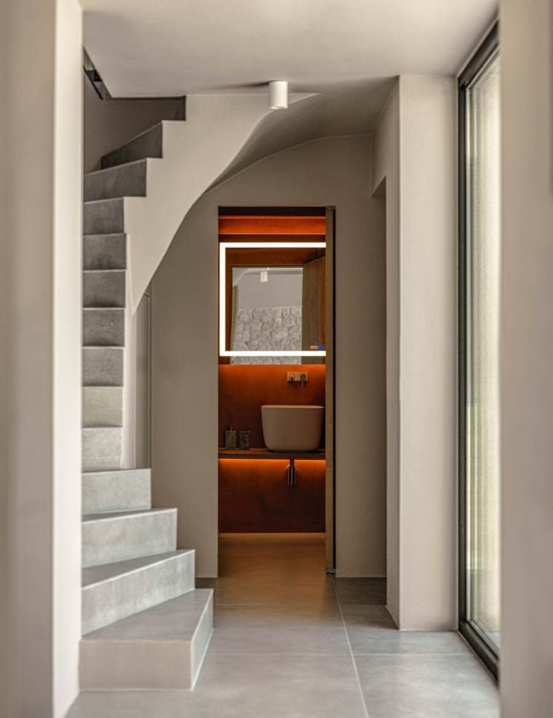 luxury villas - entrance with view to bathroom and stair to second floor