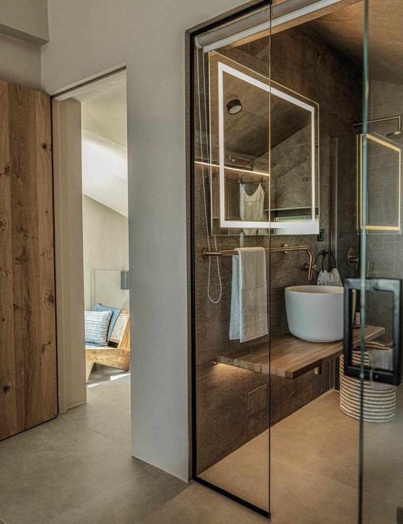 luxury villas - bathroom with glass doors