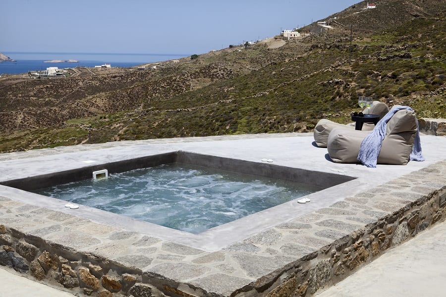 luxury villas - jacuzzi overlooking the rocky landscape and the sea