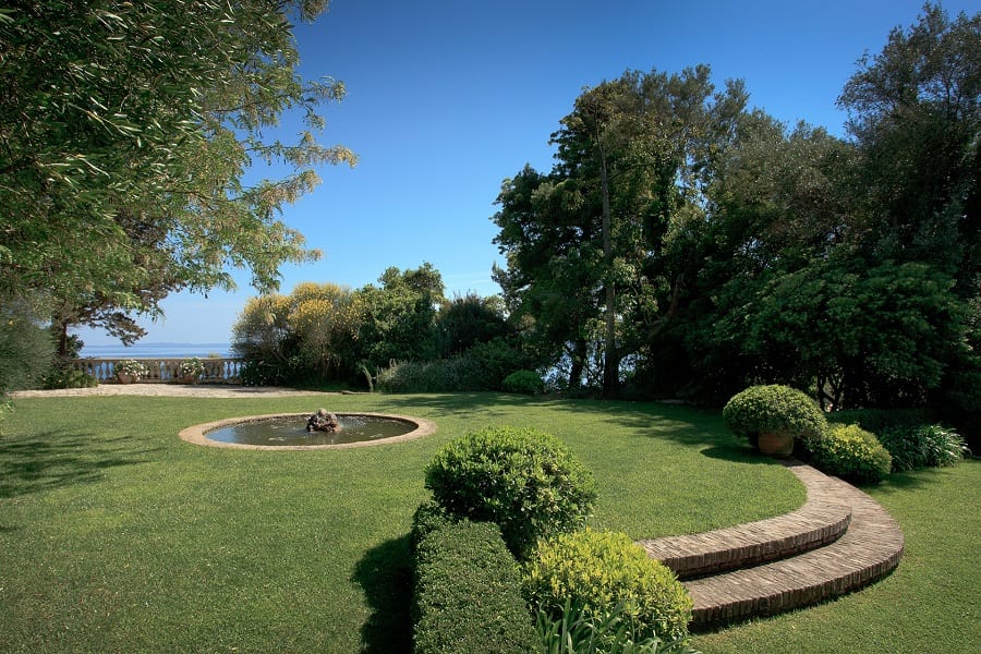 luxury villas - green garden with fountain