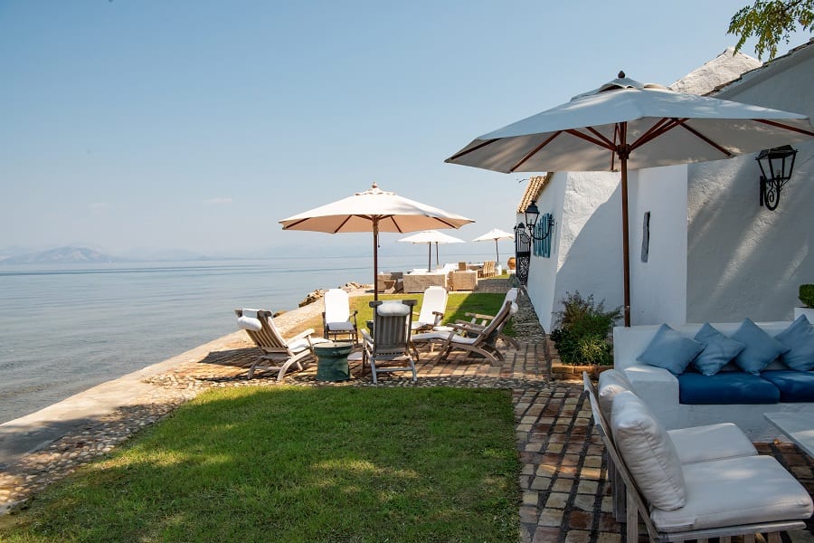 luxury villas - villa with outside relaxing area at the sea
