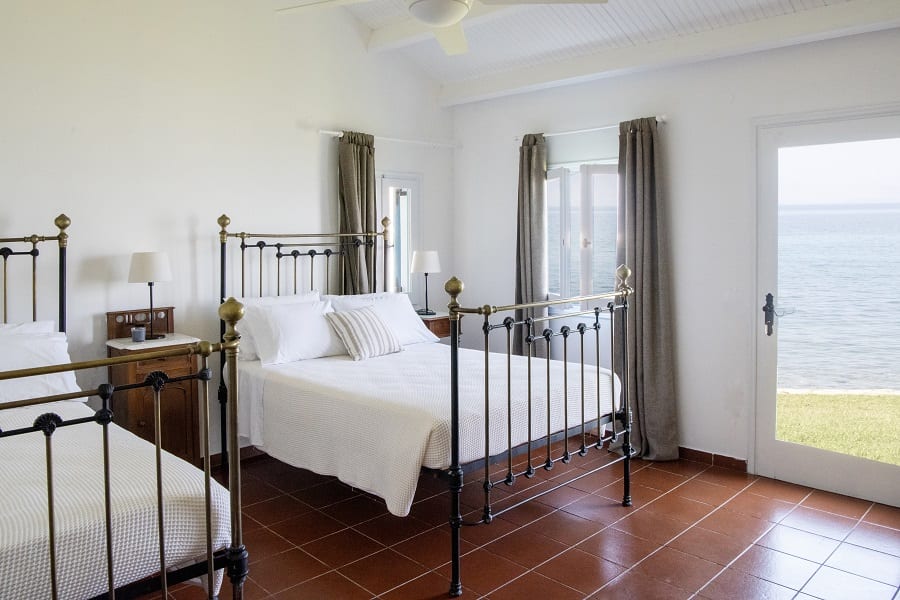 luxury villas - bedroom with 2 single beds