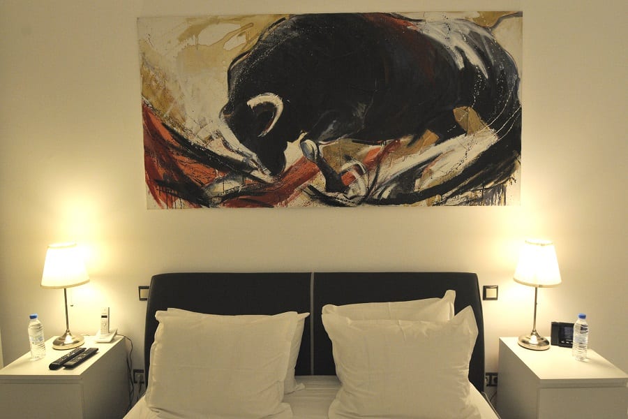 luxury villas - bedroom with painting