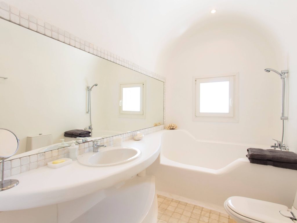 luxury villas - indoor bathroom with bathtub