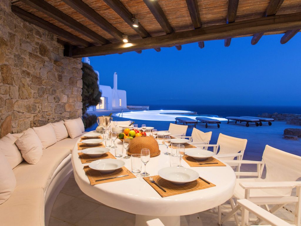 luxury villas - outdoor dining area